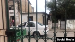 Una patrulla de la policía vigila la vivienda de un activista en una imagen de archivo